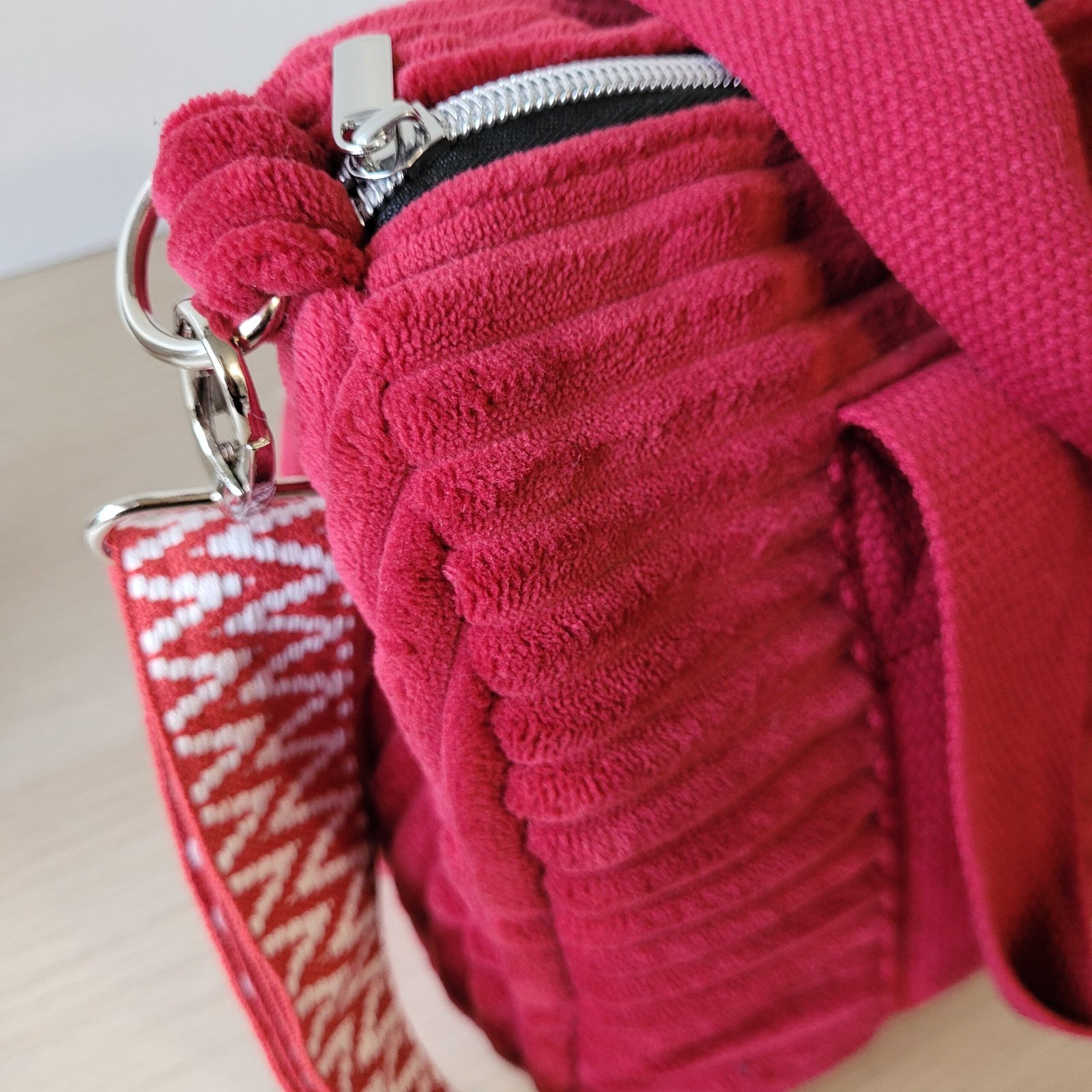 Sac Week end velours grosses côtes rouge – Image 4