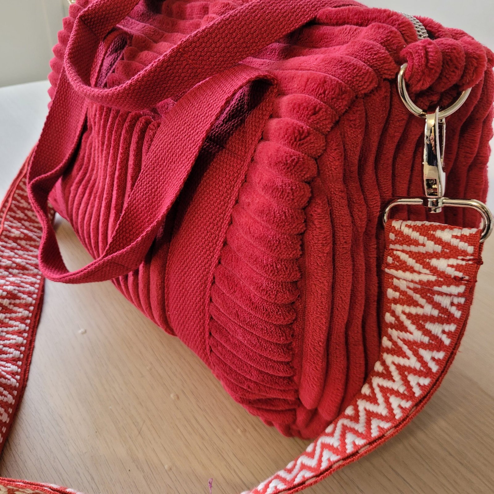 Sac Week end velours grosses côtes rouge – Image 9