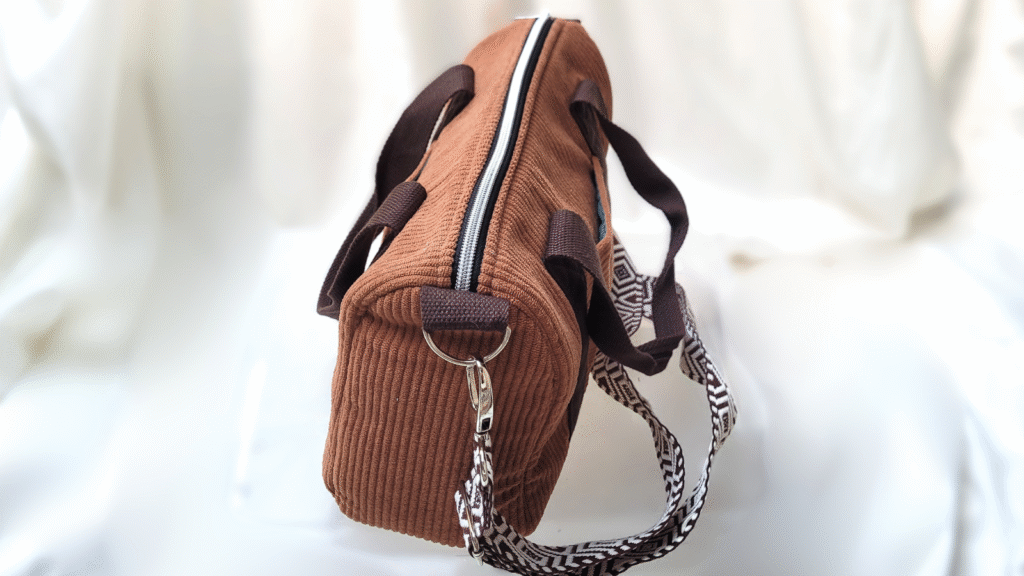 Sac week-end en velours côtelé couleur Camel fait main avec poches extérieures, bandoulière réglable et forme ovale