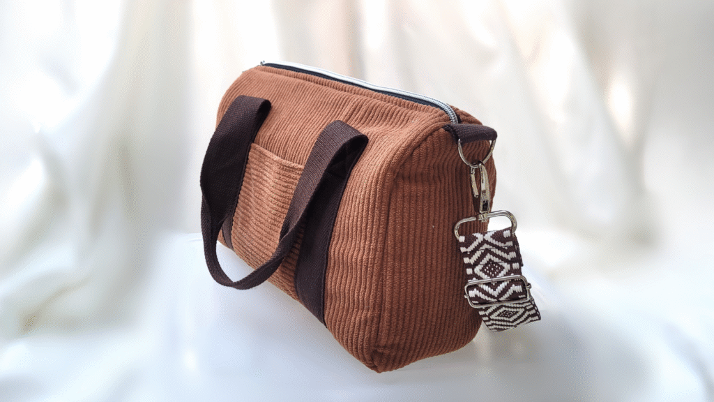 Sac week-end en velours côtelé couleur Camel fait main avec poches extérieures, bandoulière réglable et forme ovale